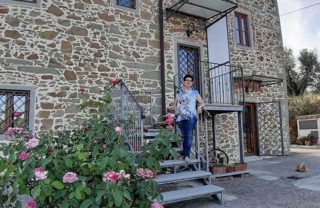 Bauernhaus aus Stein in einem Olivenhain im Besitz eingetaucht