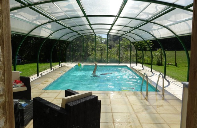 Steinhaus mit privatem beheiztem Hallenbad und Sauna