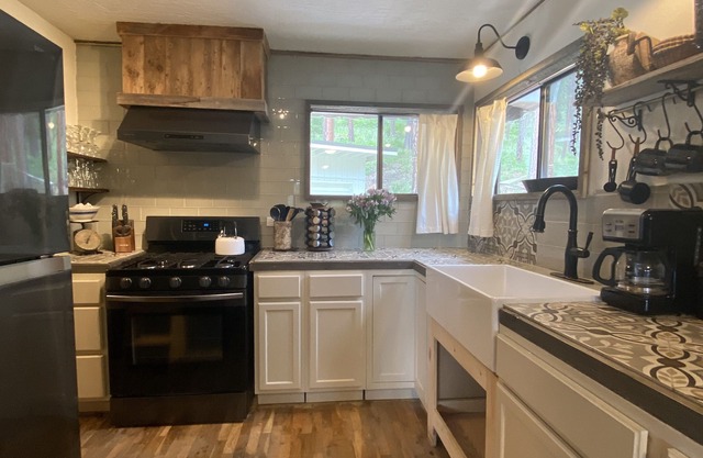 Stone House Cabin with Mountain View 4 miles to the University & Downtown