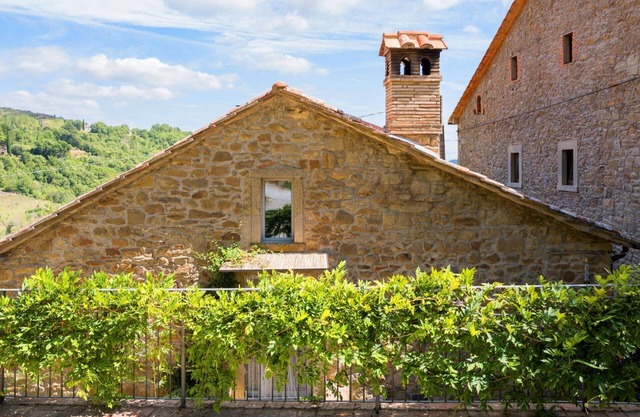 Fein eingerichtetes Steinhaus, perfekt für 4 Personen. Umzäunter Außenbereich mit Gartenmöbeln und k