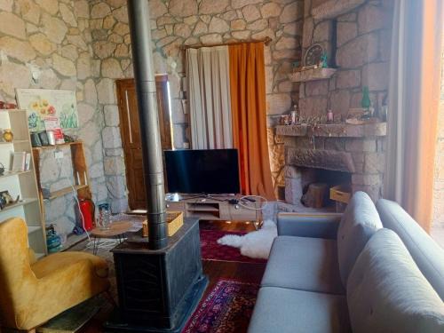 Stone house in nature, 10 minutes to the city, on the peak