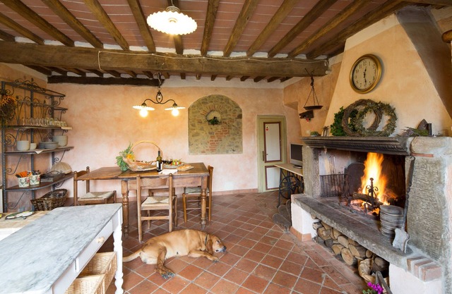Steinhaus mit 4 Doppelzimmern und Küche mit Kamin