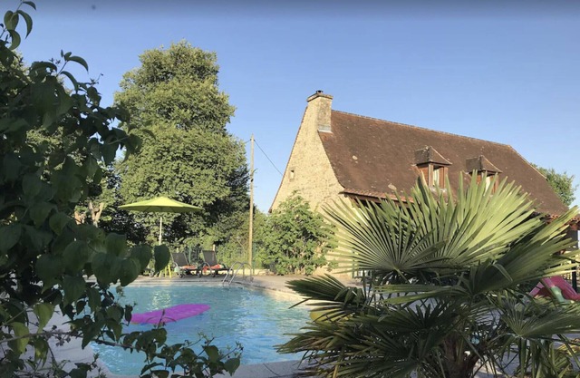 Steinhaus mit Swimmingpool und großem Garten