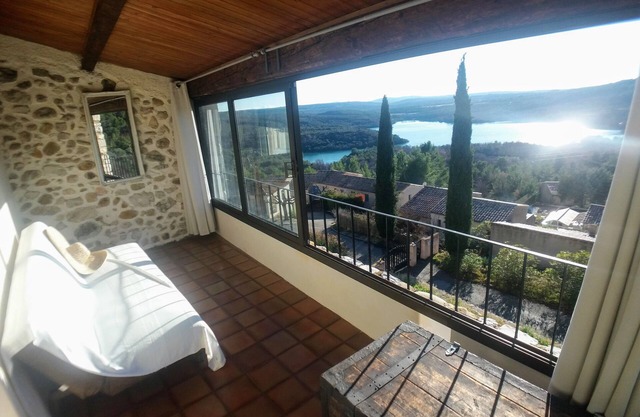 Steinhaus mit Terrasse und Garten mit Blick auf den See