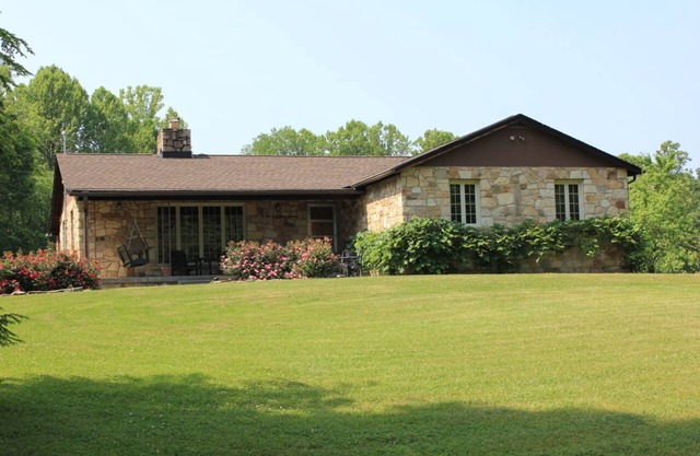 Stone Lodge auf 25 ac., 1 mi. von der Innenstadt Fayetteville, 2 mi. von NRG Brücke