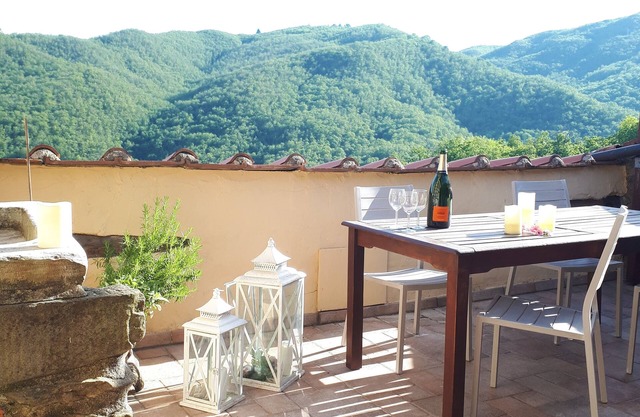 Stein-Rustico mit Garten in einem alten Dorf in der Toskana. Blick auf das alte Pieve