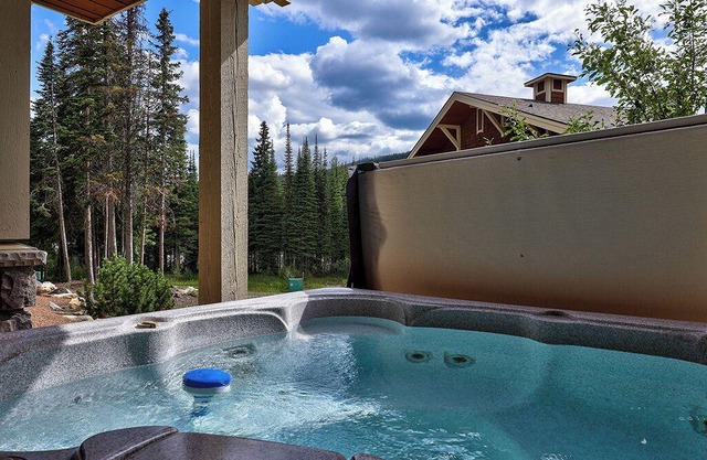 Stone's Throw 47: Pet Friendly, Ground Level, 2BDRM Condo w/Private Hot Tub