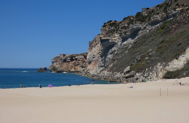 Stone's Throw - Front line apartment in Nazaré