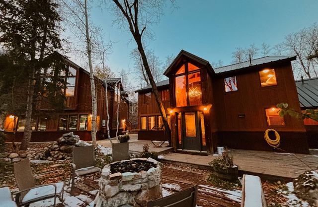 Stone Table Lodge - Sleeps 8 - HOT TUB