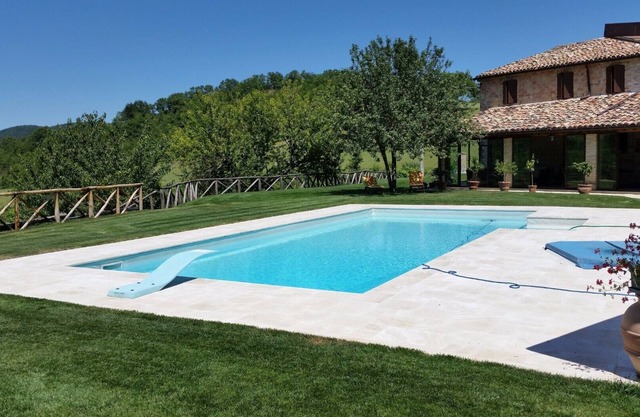 Steinvilla mit privatem Pool, umgeben den Frasassi Park.