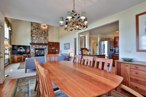 Stonefire Chalet at Topridge - 4BR Luxury Ski-In Ski-Out Retreat, Sleeps 8, Hot Tub