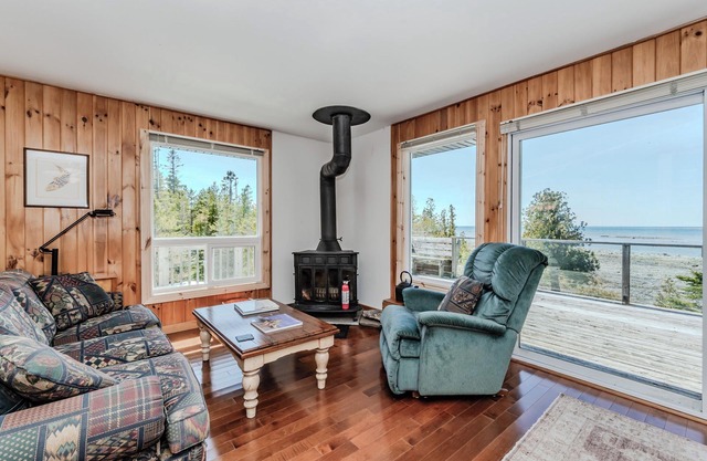 Stonehenge Tobermory - Rustic Waterfront Retreat