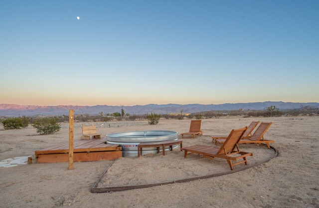 Stonehill Retreat - Cowboy Pool, Hot Tub, Labyrinth, Soaking Tub and Privacy