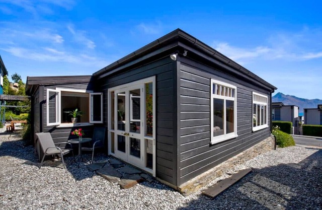Stonehouse Mini - walk to town with shared spa