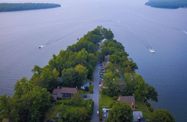 Stonewall Cottage on Lake George with Bay Views