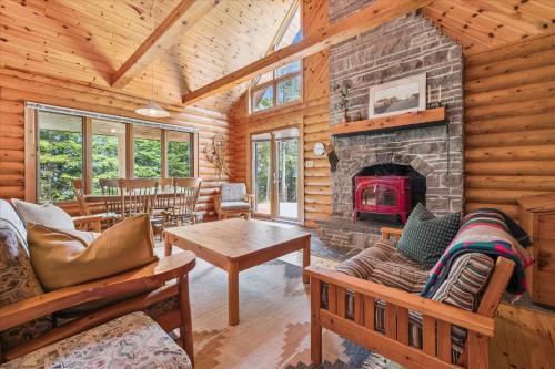 Stonewood - Private Shoreline Log Cabin
