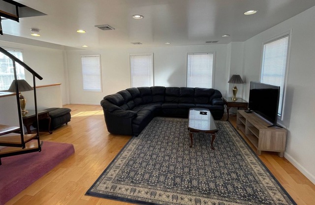 Stonington CT - 2 minute walk to Downtown Westerly