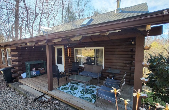 Stony Point Cabin-3 bed, Rustic Log Cabin Getaway!