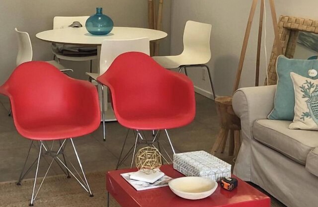WILLKOMMEN IN DER CASA SOMBRERO. Wenn Sie nach einer perfekten Kulisse für Ihren nächsten romantischen Kurzurlaub oder den Rückzug eines Paares suchen, dann sind Sie in dieser exquisiten 1 Schlafzimmer 1 Badezimmer Wohnung in Palm Springs genau richtig...