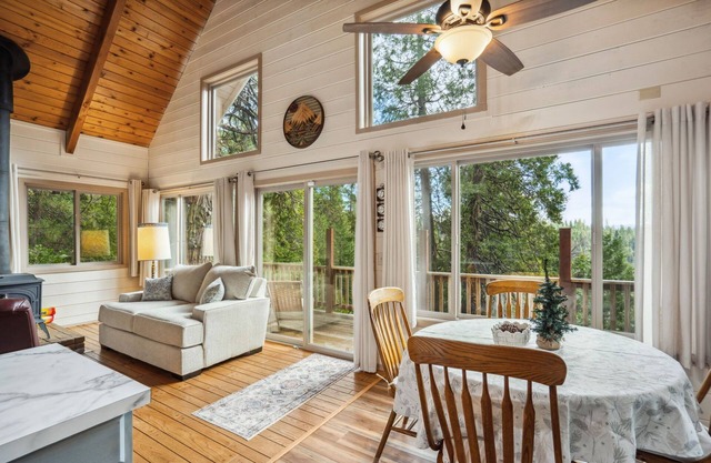 Storybook Cabin 3-bedroom cabin in tranquil Pioneer - Near Kirkwood & Snow!