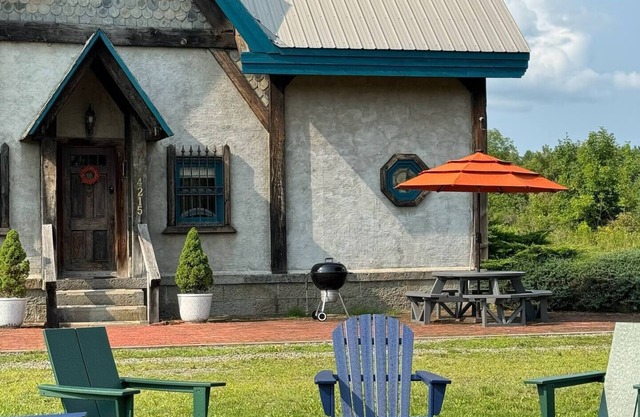 Storybook Cottage on FLX wine trail: fire pit & starry skies