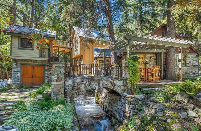 Storybook Stone Cottage, kurzer Fußweg zum Resort, Whirlpool, Kamin