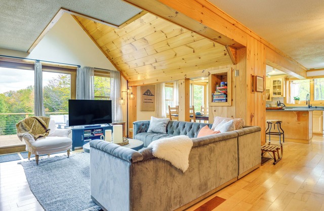 Storybook Stratton House: 3 Mi to Mount Snow!