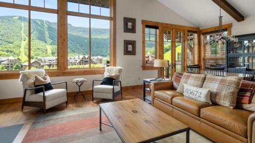 STOWE GLOBE 4 BEDROOM LUXURY CABIN SKI IN SKI OUT By Stowe Mountain Rentals