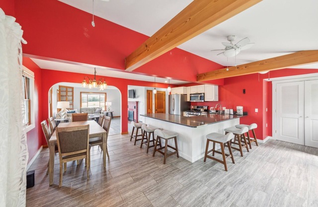 Stowe Retreat (Mountain Views & Fenced Backyard) by RedAwning