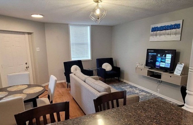 Newly renovated! Cozy & Chic-3 Queen Beds-Downtown GR!