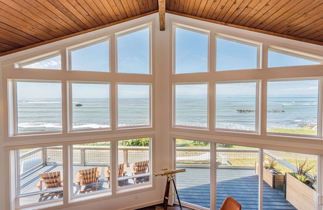 Strait Surf House: Luxe Waterfront Retreat Near Olympic National Park