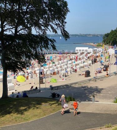 Strandblick mit Strandkorb & Fahrrädern