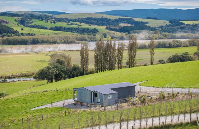 Strathvale River Cottage - Winton Holiday Home