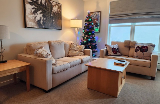 StrattonLong Trail. Steps to the Lifts & Village, Entire Comfy Condo