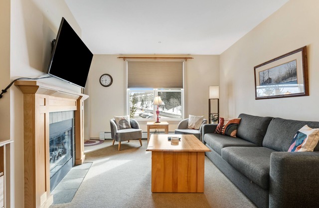 Stratton Mountain Wohnung mit Gemeinschaftspool, Whirlpools und Sauna - zu Fuß zu den Aufzügen