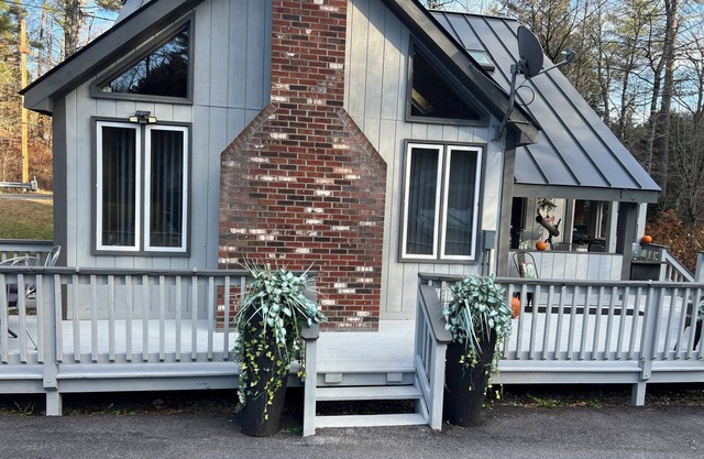 Stratton & Mountain Snow/ 3-bedroom bungalow/Hot Tub/Sauna/Pave Driveway