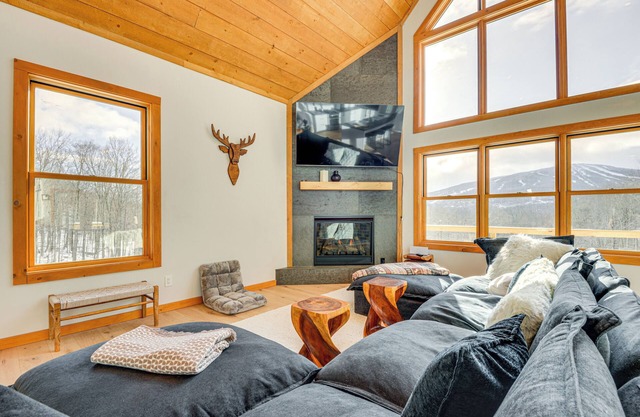 Stratton Mtn Ski Chalet w/ Giant Views in Winhall
