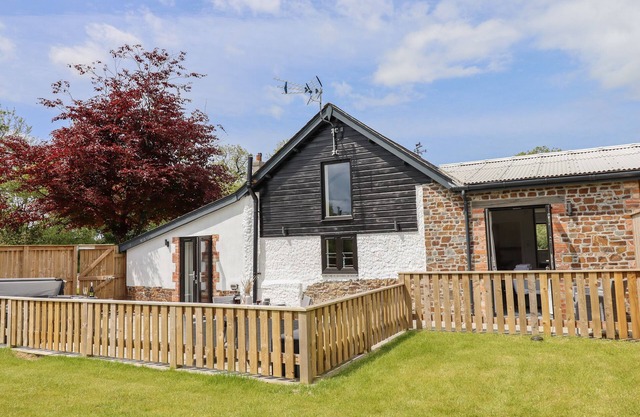 STRAWBERRY BANK - KINGFISHER, pet friendly in Bridgerule