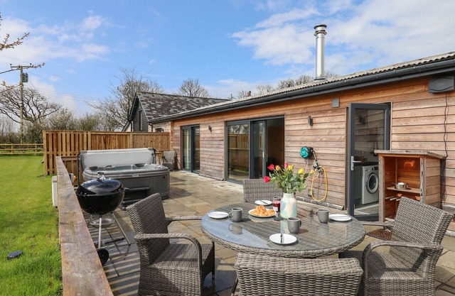 STRAWBERRY BANK - NUTHATCH, pet friendly, with hot tub in Bridgerule