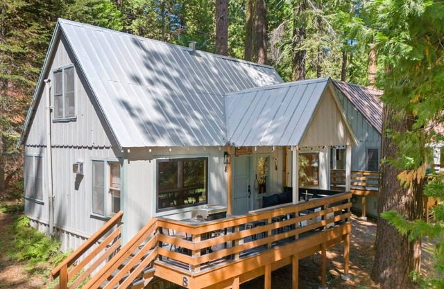 Strawberry Cabin w/ River View 10 min to Pinecrest