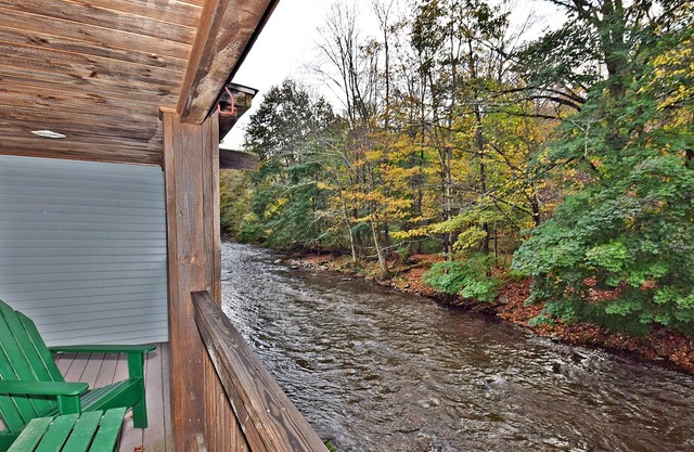Streamfront Elegance And Natural Beauty