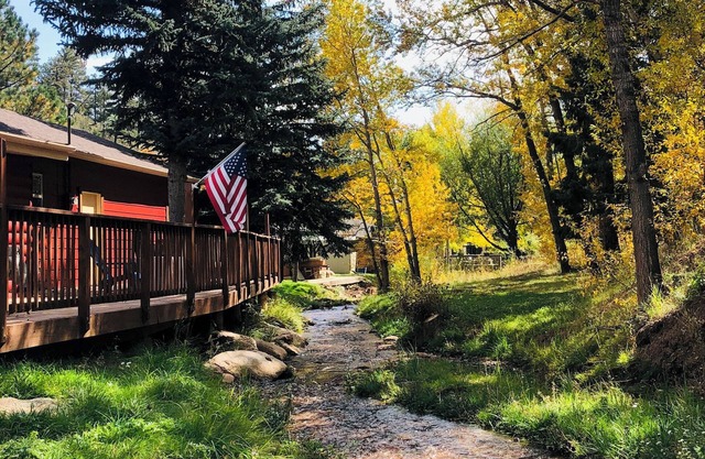 Streamside cabin covered in aspen trees, just minutes to family-fun activities!