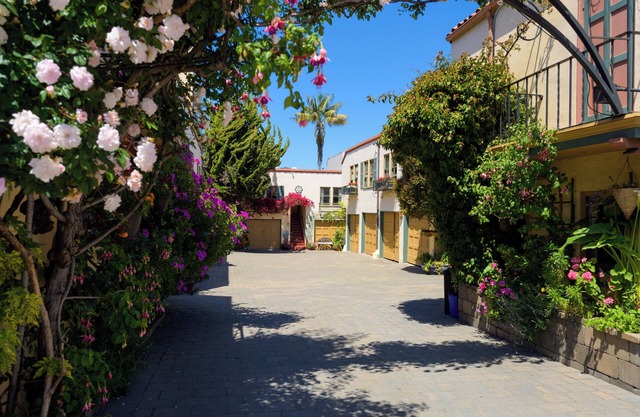 Street-Facing Dog-Friendly Queen Room with Kitchen, Free Parking & Wi-Fi