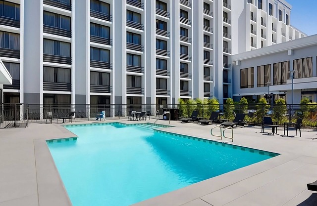 Stress-Free Vacation! Close to Happy Hollow Park and Zoo! Onsite Pool!