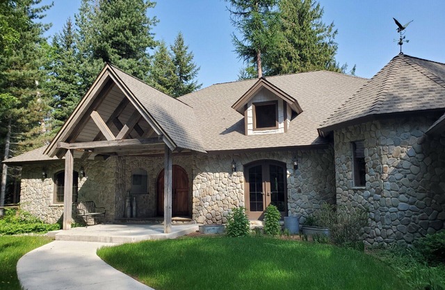 Striking LAKEFRONT home w/ hot tub, dock, highspeed WIFI & week/month discounts