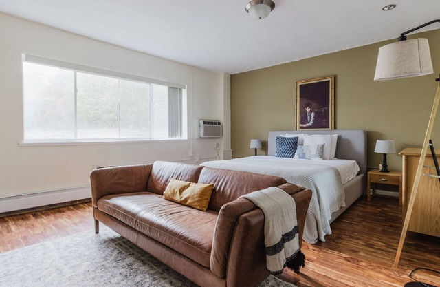 Striking Longwood studio, parking, elevator, w/d, by Blueground