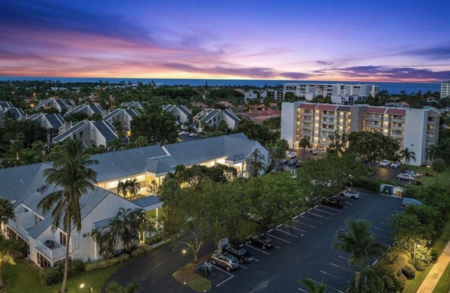 Stroll to beach charming coastal living at its finest close to Jupiter Hotspots