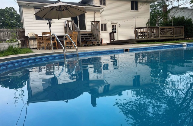 Strongsville oasis inground pool 6 person hot tub, getaway close to it all
