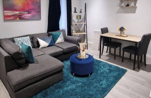 Strood Home-Sleeps 6-Great for Groups & Families