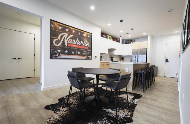 Strum & Stay – Nashville Vibes Near Broadway